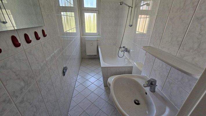 Bad mit Wanne und Fenster.jpg