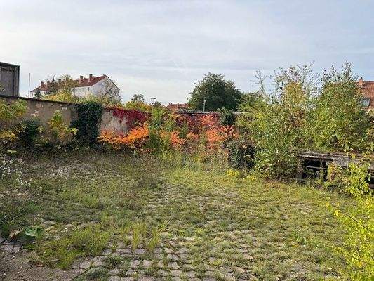 Grundstück mit 3 weiteren Garagen