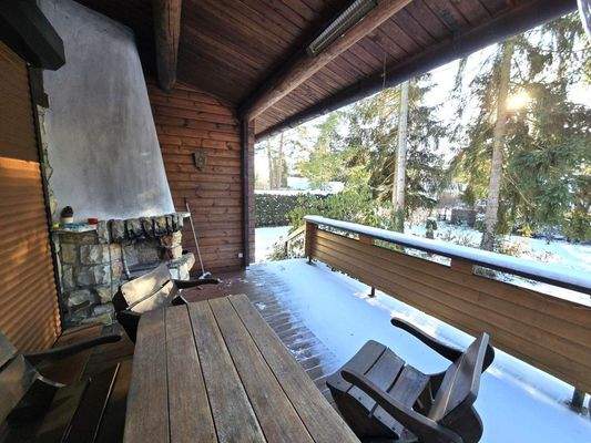 Außenkamin und Terrasse