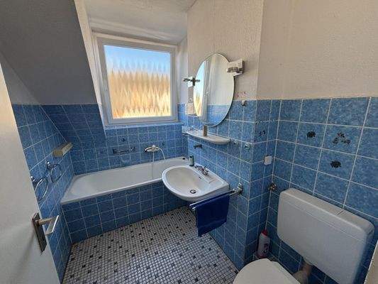 Tageslichtbad mit Wanne