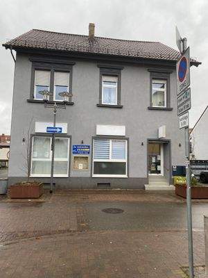 Fassade mit Werbeschild.jpg