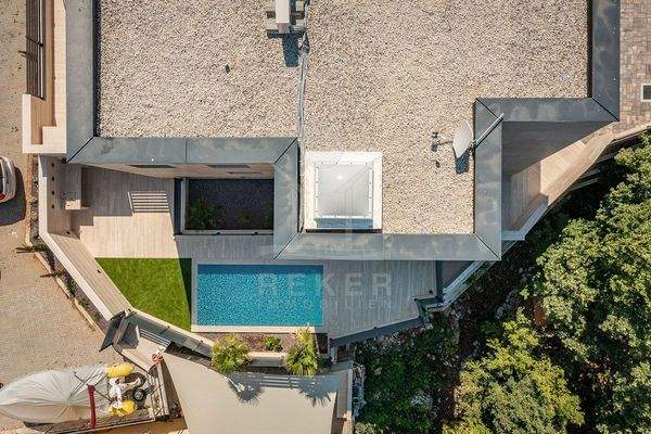 Ein Pool ergänzt den Luxus