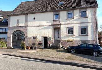 Straßenansicht mit Scheunentor