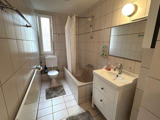 Bad I  im 1. OG mit Wanne und Fenster 