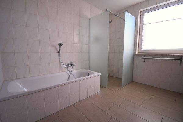 Wannen- und Duschbad im OG