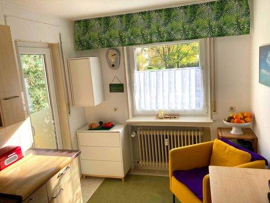 Küche mit Zugang zum kleinen Balkon