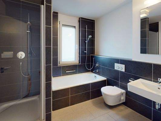 Bad mit Dusche und Badewanne