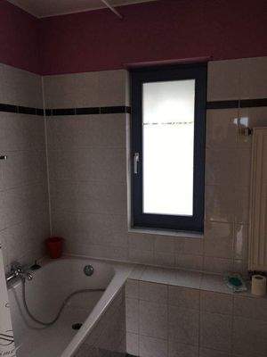 Bad mit Duschwanne und Fenster