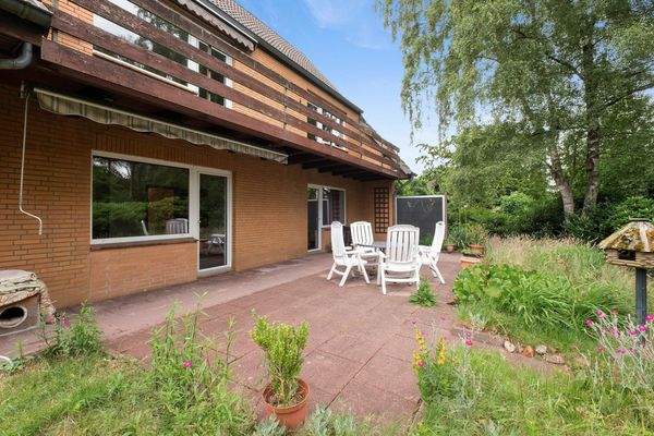 zur wunderbar großen Terrassenanlage