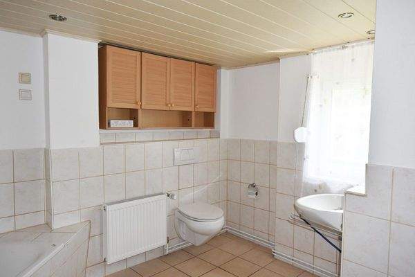 Badezimmer mit Dusche und Wanne