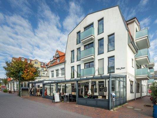 Frontansicht mit Gastronomie