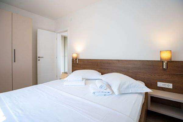 Schlafzimmer mit großem Doppelbett und Kleiderschrank 