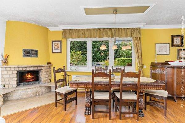 ... mit gemauertem Kamin.