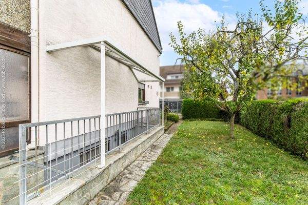 Kellerabgang und seitlicher Garten