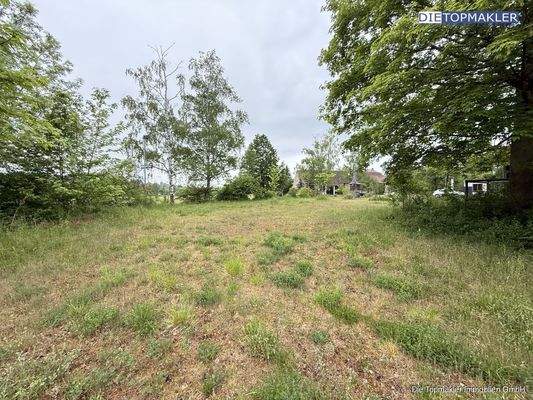 Geschottete Durchfahrt zum Baugrundstück