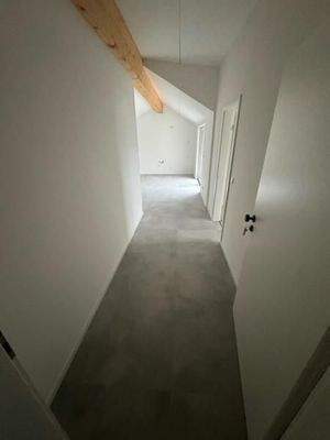 26 Flur im DG von Wohnungstür her