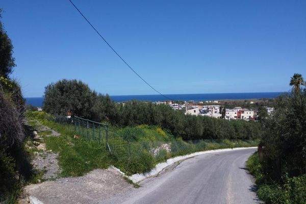 Kreta, Tavronitis: Erstklassiges Grundstück in der Nähe des Strandes zu verkaufen