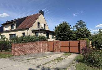 Straßenansicht mit Toreinfahrt