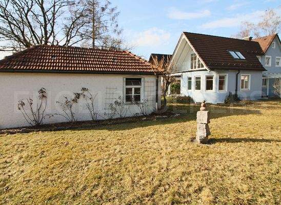 Blick auf die Garage und das Haus