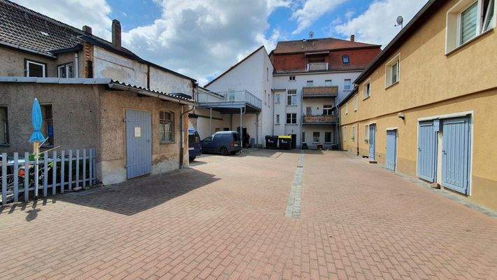 Blick vom Hof auf Marktgebäude