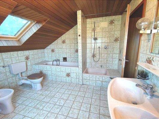 herrlich großes Bad im DG