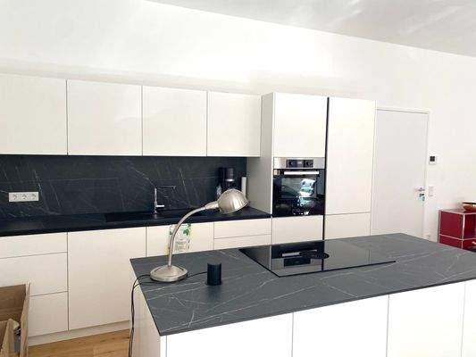 Einbauküche mit Kochinsel