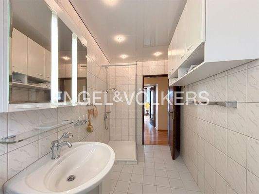 Tageslichtbad mit Dusche