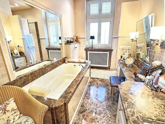 Tageslichtbad der Extra-Klasse mit programmierbarer Fußbodenhzg., ital. Marmor und vieles mehr!