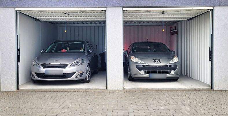 Garagen offen mit Auto