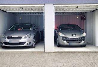 Garagen offen mit Auto