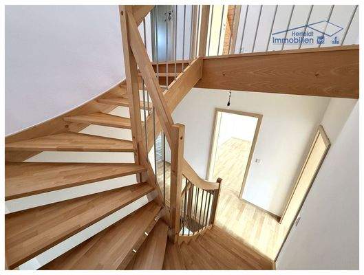 Stilvolle Holztreppe als architektonisches Highlight