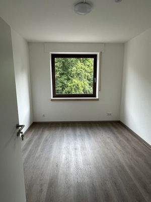 Helles Zimmer mit Fenster