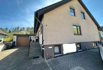 Stellplätze und Innhof mit Zugang zum Haus