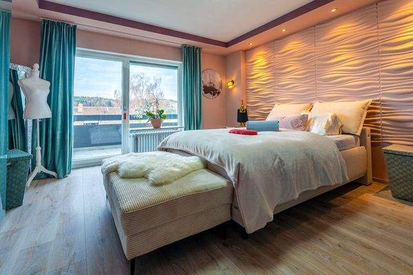 Ruhiges Schlafzimmer mit direktem Zugang zum umlaufenden Eckbalkon