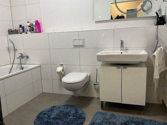 Badezimmer 1 mit Badewanne, weiß gefliest.jpg