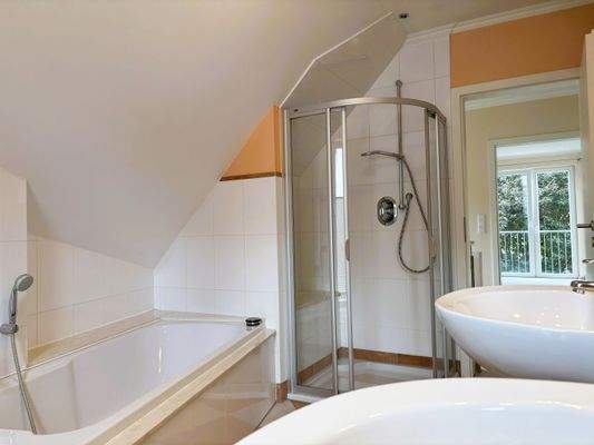 Vollständiges Bad im Obergeschoss