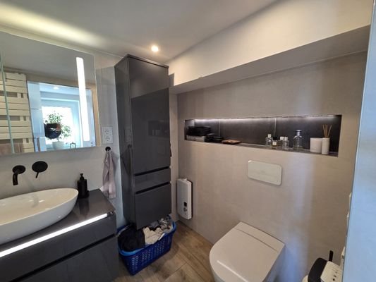Bad mit WC u. Dusche EG