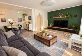Lichtdurchflutetes Wohnzimmer