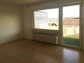 Wohnzimmer mit Balkon