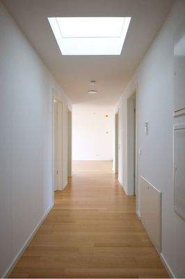 Breite Diele Richtung Wohnzimmer mit Lichtkuppel