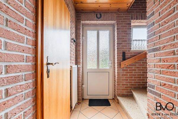 Eingangsbereich mit Klinkerwänden