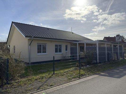 Hausansicht von Straße