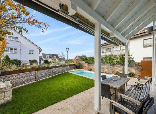 Gepflegter Garten mit Pool