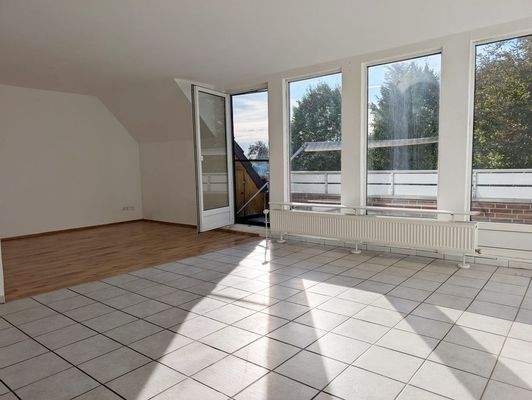 großzügiges Wohnzimmer mit Balkon