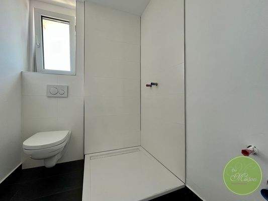 Modernes Bad mit Fenster (aktuell noch in Bauphase