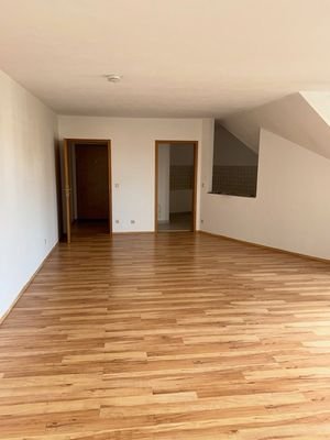 Wohnzimmer mit Blick in die teilweise offene Küche