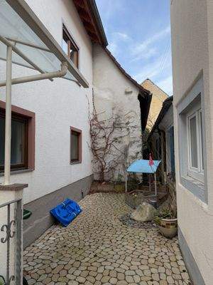 Innenhof mit Quellstein