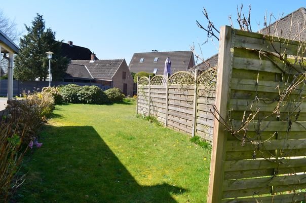 seitlicher Gartenbereich