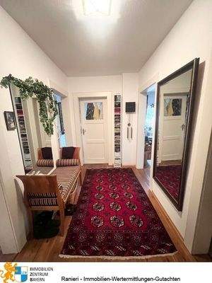 1. Obergeschoss links - Eingang-Flur-Wohnung