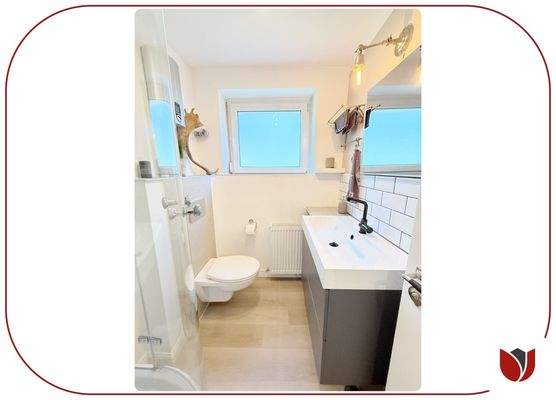 Duschbad mit Fenster, WC, Handtuchhalter